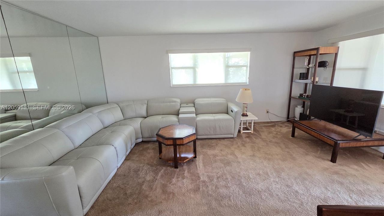 For Rent: $1,950 (2 beds, 2 baths, 965 Square Feet)
