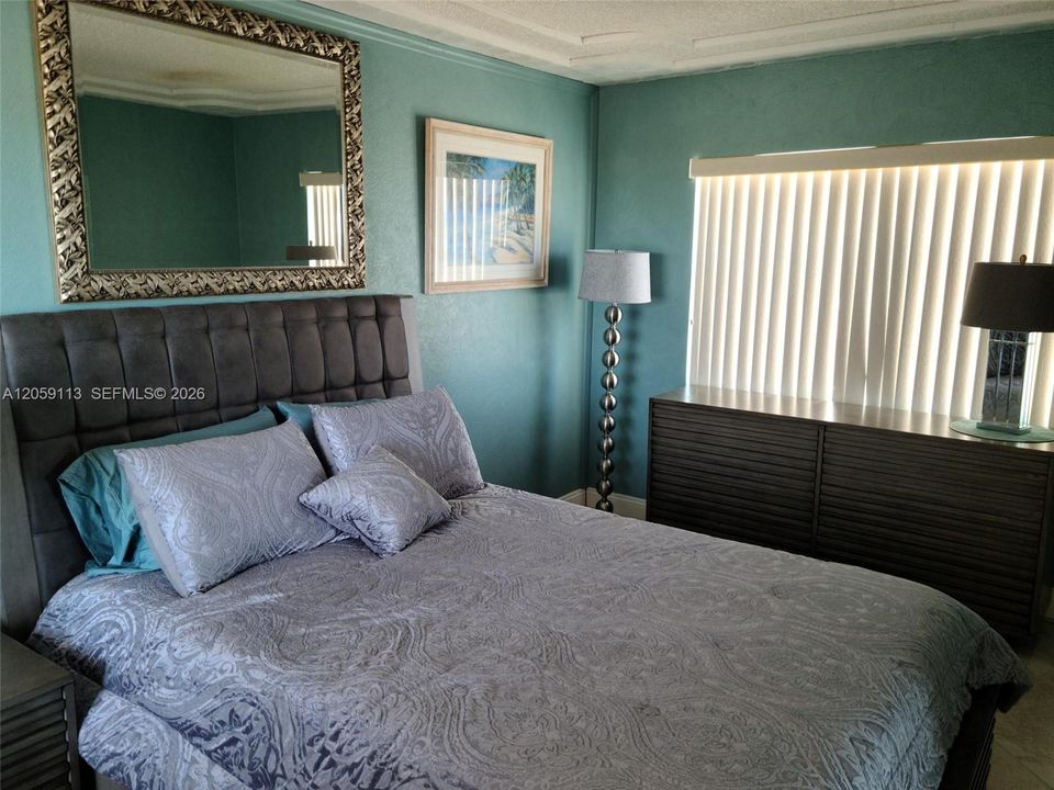 For Sale: $1,000,000 (1 beds, 1 baths, 590 Square Feet)