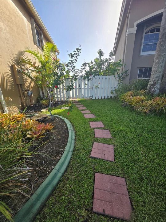 For Sale: $945,000 (5 beds, 3 baths, 2208 Square Feet)