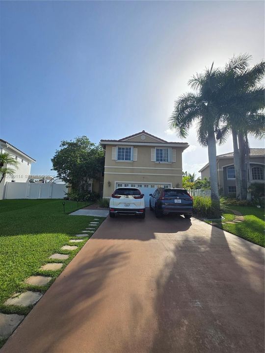 For Sale: $945,000 (5 beds, 3 baths, 2208 Square Feet)