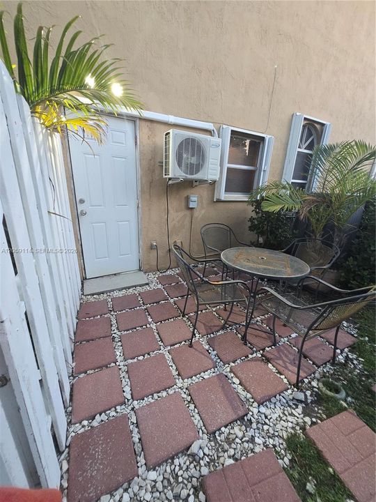 For Sale: $945,000 (5 beds, 3 baths, 2208 Square Feet)