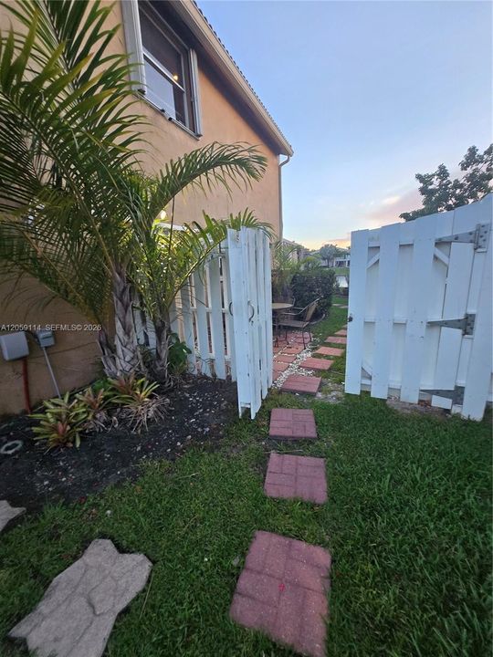 For Sale: $945,000 (5 beds, 3 baths, 2208 Square Feet)