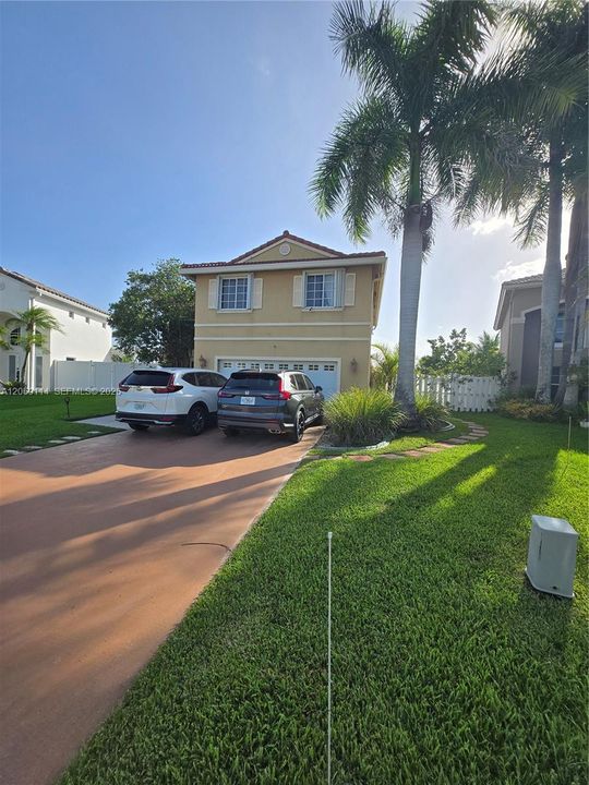 For Sale: $945,000 (5 beds, 3 baths, 2208 Square Feet)