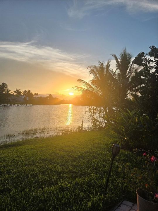 For Sale: $945,000 (5 beds, 3 baths, 2208 Square Feet)
