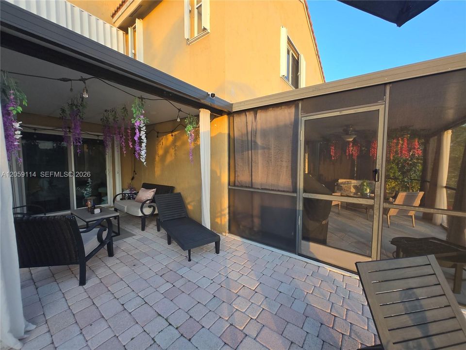 For Sale: $945,000 (5 beds, 3 baths, 2208 Square Feet)