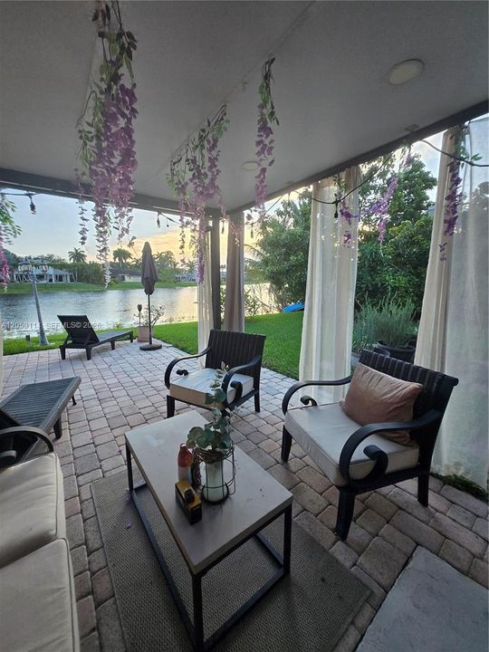 For Sale: $945,000 (5 beds, 3 baths, 2208 Square Feet)