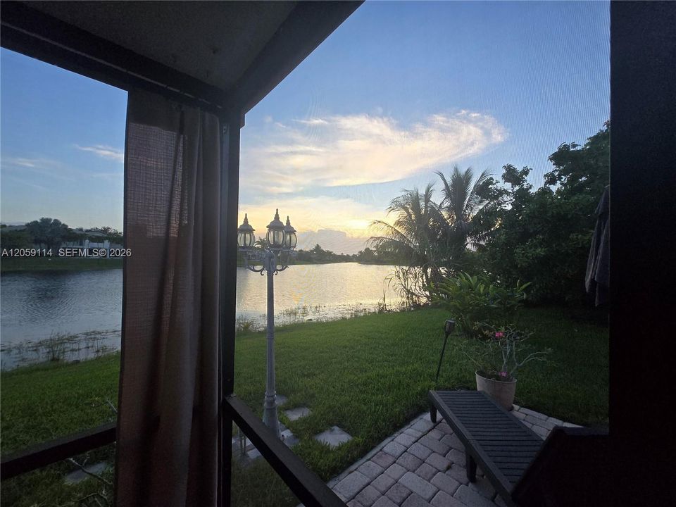 For Sale: $945,000 (5 beds, 3 baths, 2208 Square Feet)