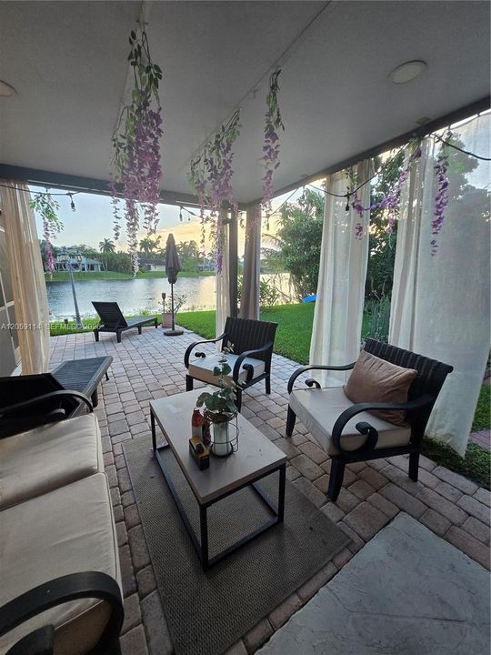 For Sale: $945,000 (5 beds, 3 baths, 2208 Square Feet)