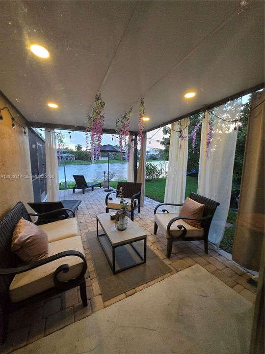 For Sale: $945,000 (5 beds, 3 baths, 2208 Square Feet)