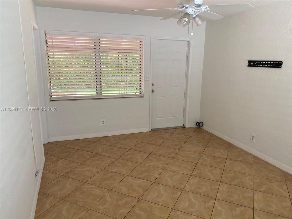 For Rent: $1,550 (1 beds, 1 baths, 1247 Square Feet)