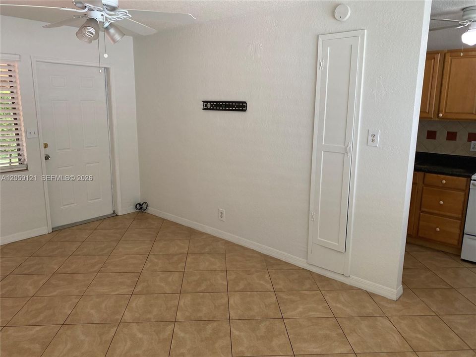 For Rent: $1,550 (1 beds, 1 baths, 1247 Square Feet)