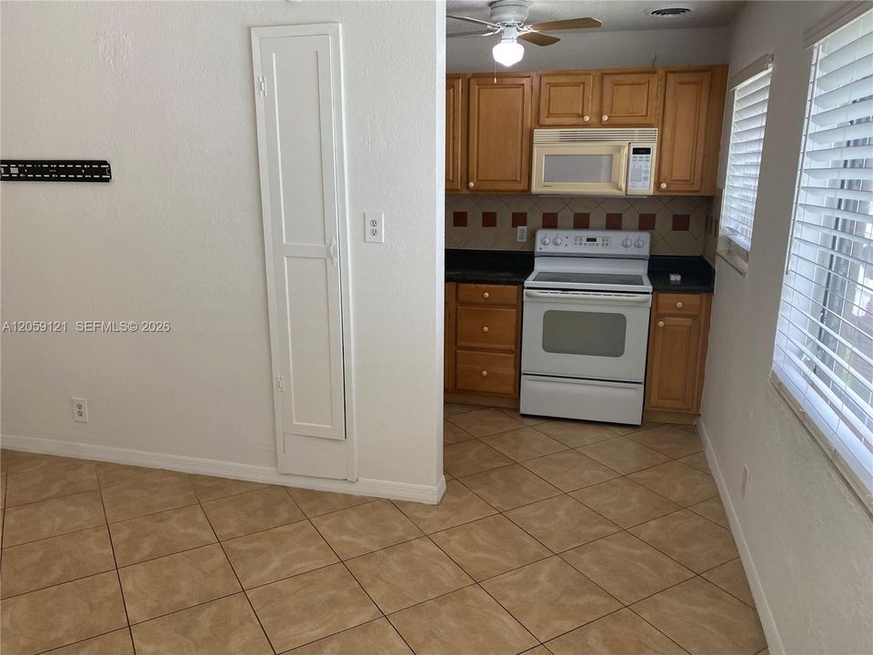 For Rent: $1,550 (1 beds, 1 baths, 1247 Square Feet)
