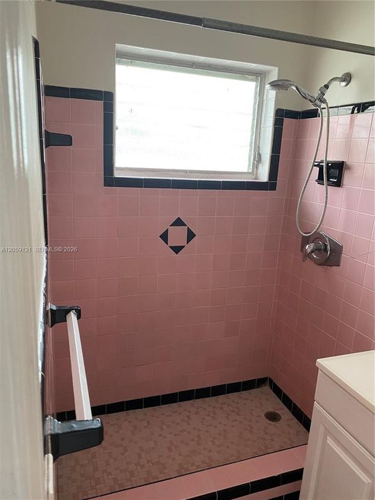 For Rent: $1,550 (1 beds, 1 baths, 1247 Square Feet)