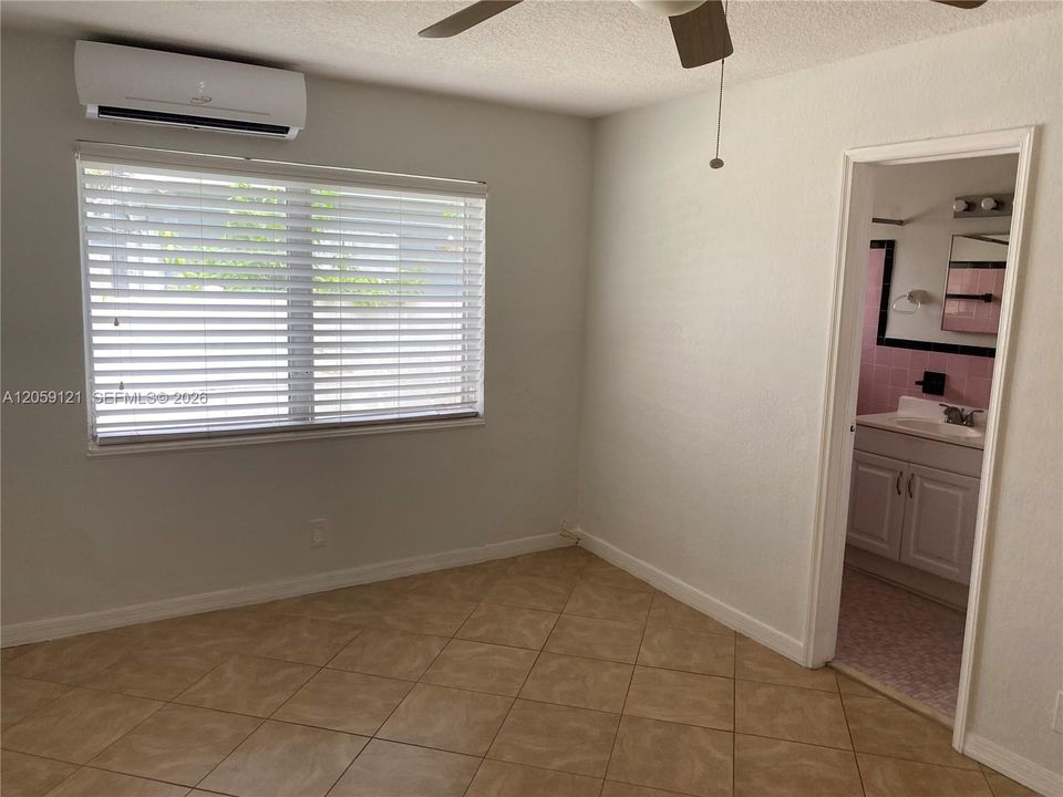 For Rent: $1,550 (1 beds, 1 baths, 1247 Square Feet)