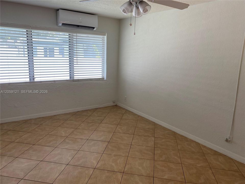 For Rent: $1,550 (1 beds, 1 baths, 1247 Square Feet)