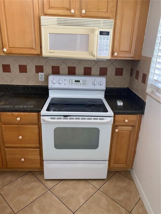 For Rent: $1,550 (1 beds, 1 baths, 1247 Square Feet)