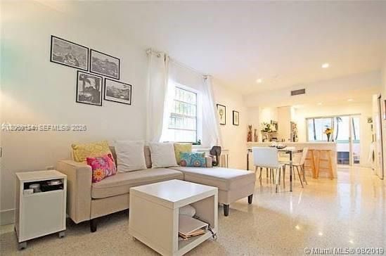 937 Living . Dining