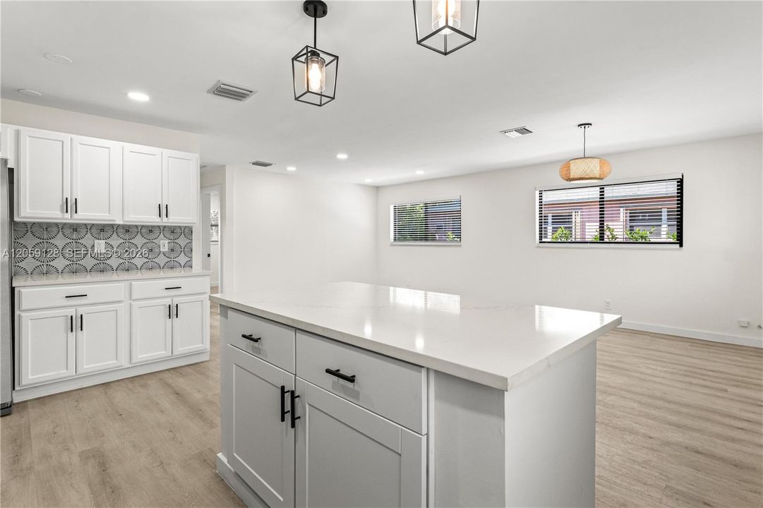 В аренду: $3,100 (3 спален, 1 ванн, 1078 Квадратных фут)
