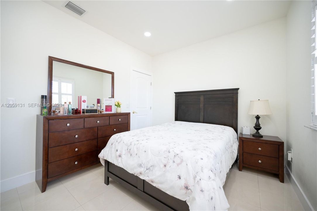 En Venta: $610,000 (4 camas, 3 baños, 2243 Pies cuadrados)