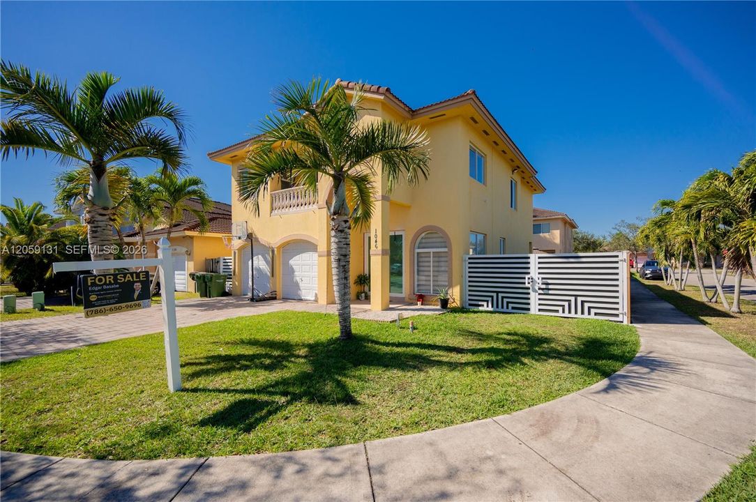 En Venta: $610,000 (4 camas, 3 baños, 2243 Pies cuadrados)