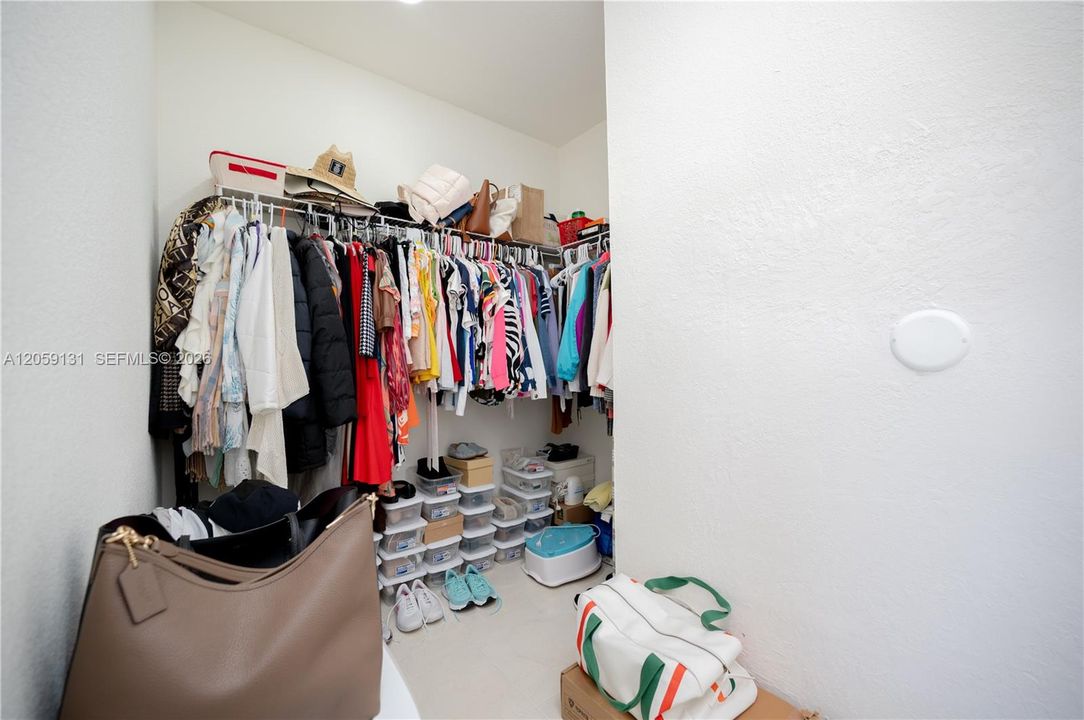 En Venta: $610,000 (4 camas, 3 baños, 2243 Pies cuadrados)