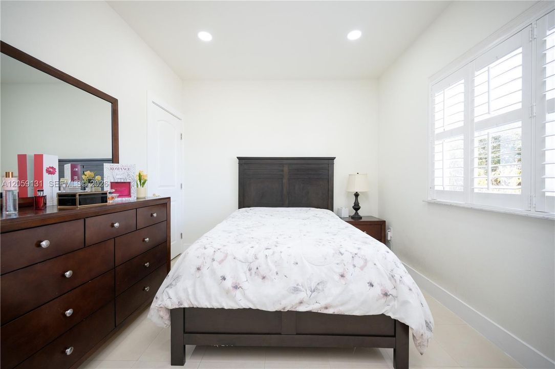 En Venta: $610,000 (4 camas, 3 baños, 2243 Pies cuadrados)