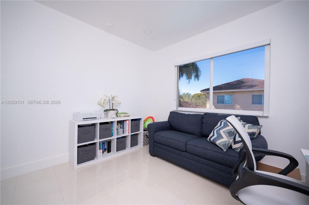 En Venta: $610,000 (4 camas, 3 baños, 2243 Pies cuadrados)