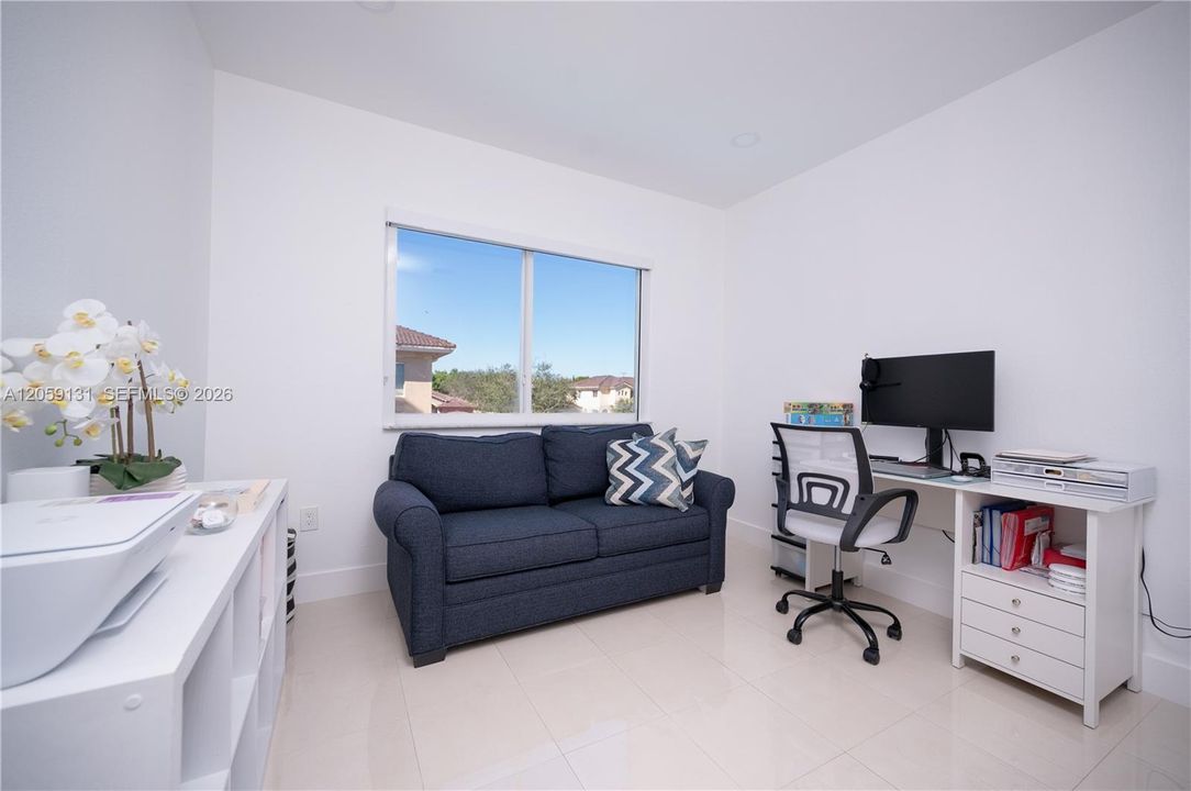 En Venta: $610,000 (4 camas, 3 baños, 2243 Pies cuadrados)