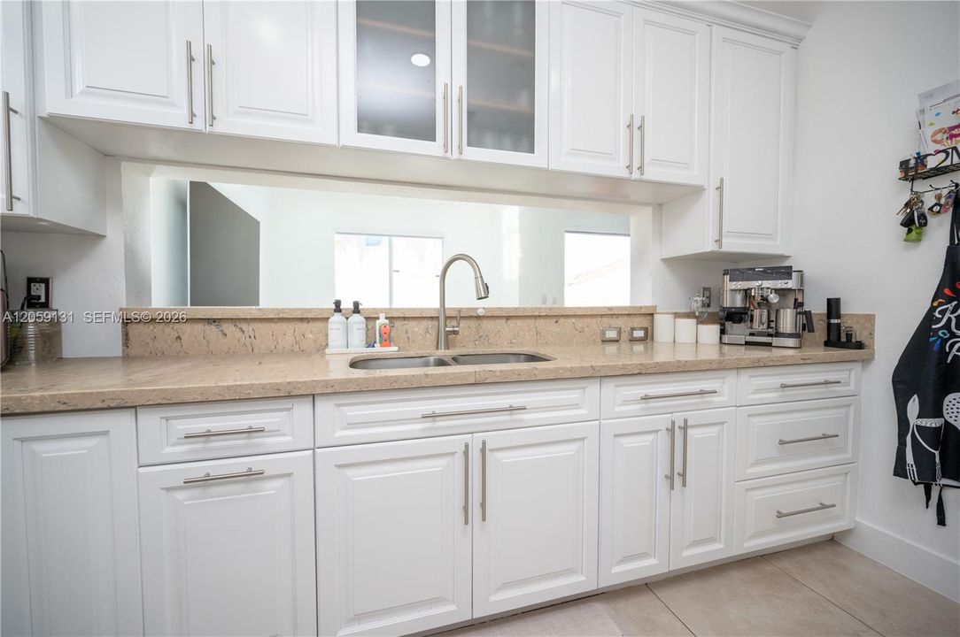 En Venta: $610,000 (4 camas, 3 baños, 2243 Pies cuadrados)
