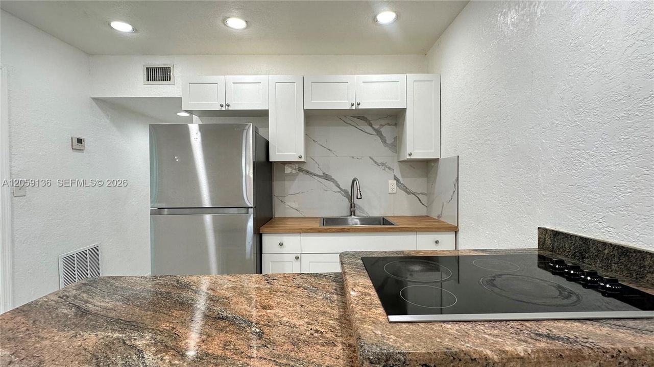 For Rent: $1,900 (2 beds, 1 baths, 2061 Square Feet)