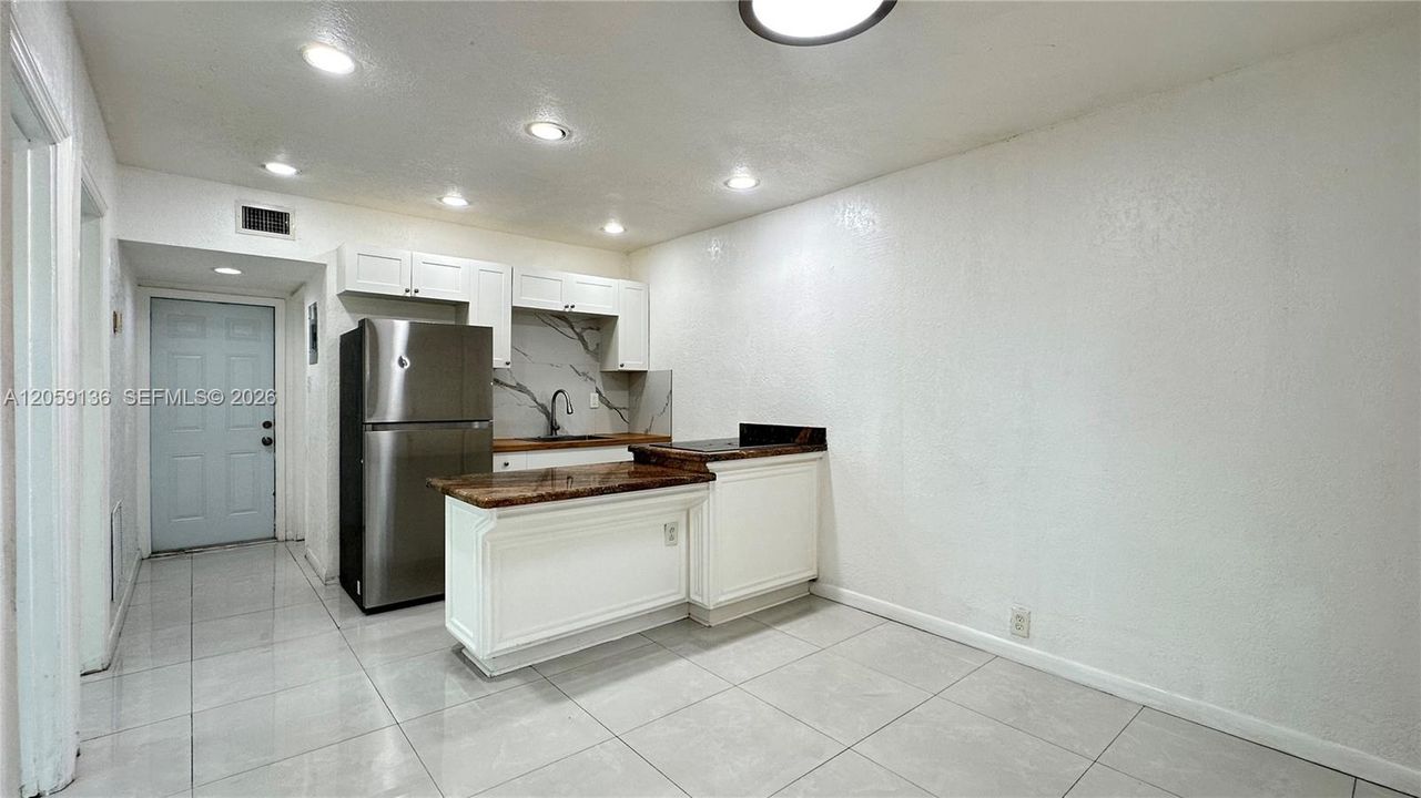 For Rent: $1,900 (2 beds, 1 baths, 2061 Square Feet)