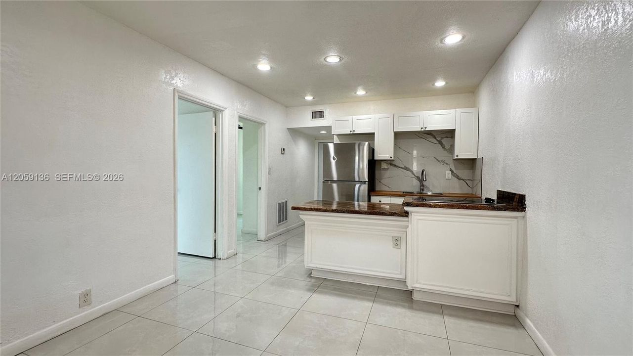 For Rent: $1,900 (2 beds, 1 baths, 2061 Square Feet)
