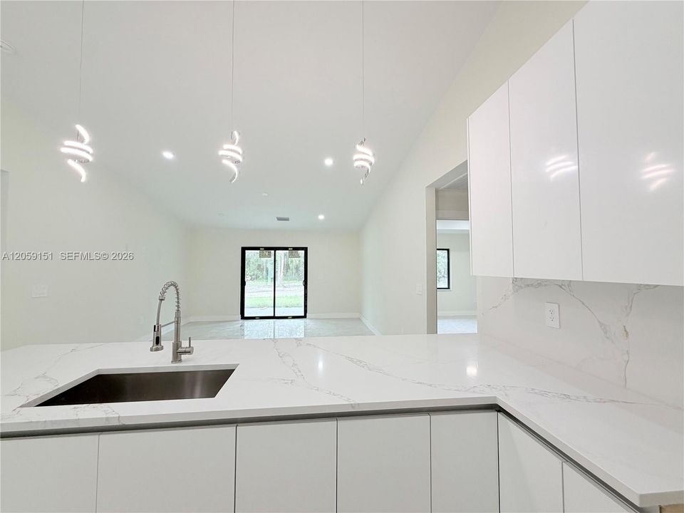 На продажу: $349,900 (4 спален, 2 ванн, 1650 Квадратных фут)
