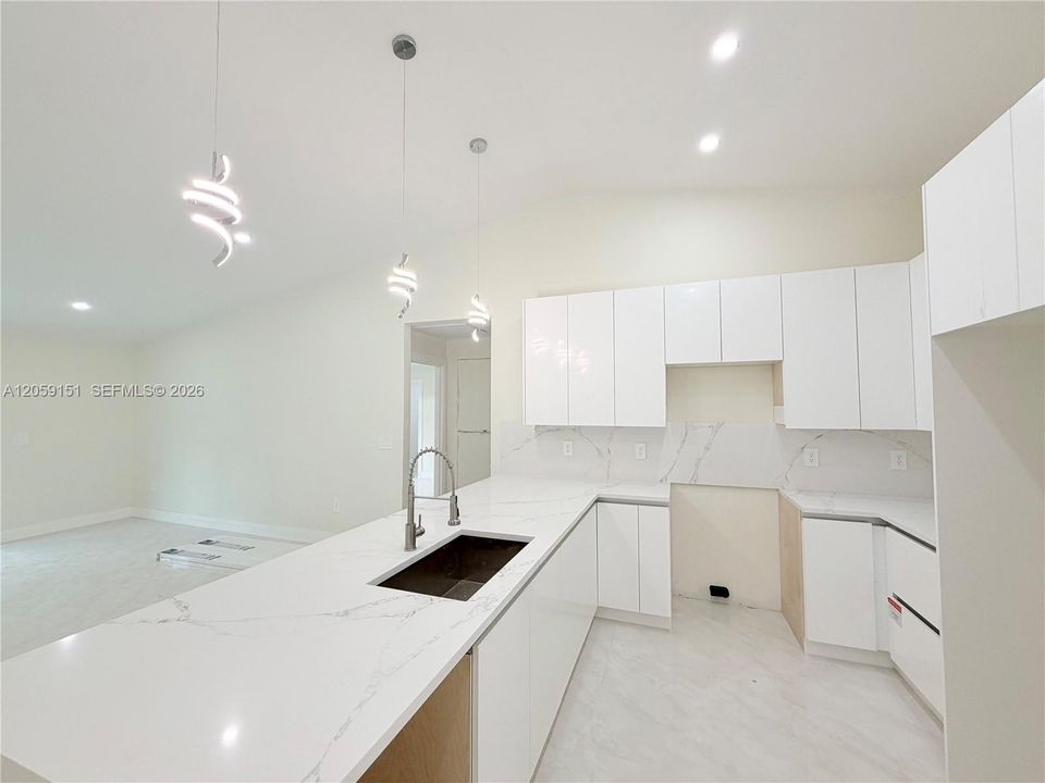 На продажу: $349,900 (4 спален, 2 ванн, 1650 Квадратных фут)