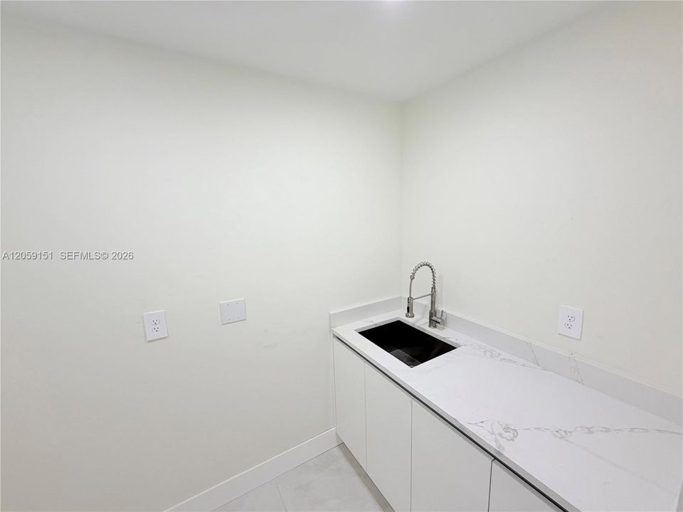 На продажу: $349,900 (4 спален, 2 ванн, 1650 Квадратных фут)
