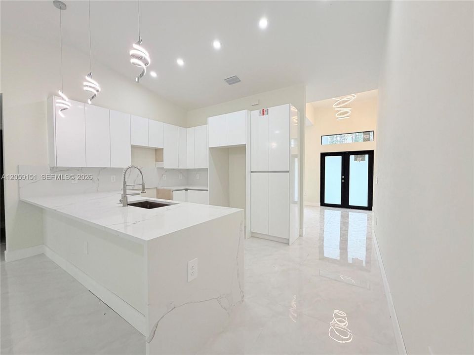 На продажу: $349,900 (4 спален, 2 ванн, 1650 Квадратных фут)