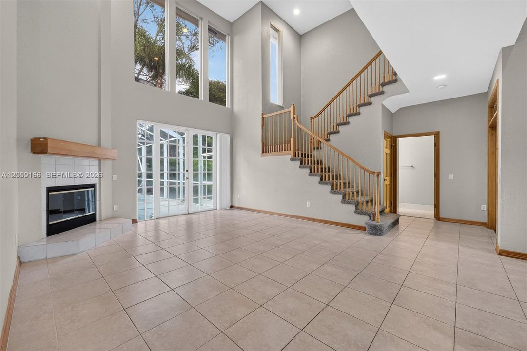 En Venta: $719,900 (4 camas, 3 baños, 2744 Pies cuadrados)