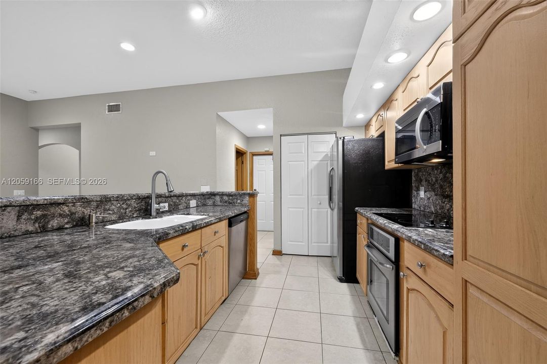 En Venta: $719,900 (4 camas, 3 baños, 2744 Pies cuadrados)