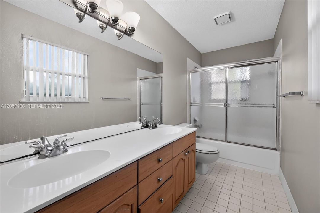 En Venta: $719,900 (4 camas, 3 baños, 2744 Pies cuadrados)