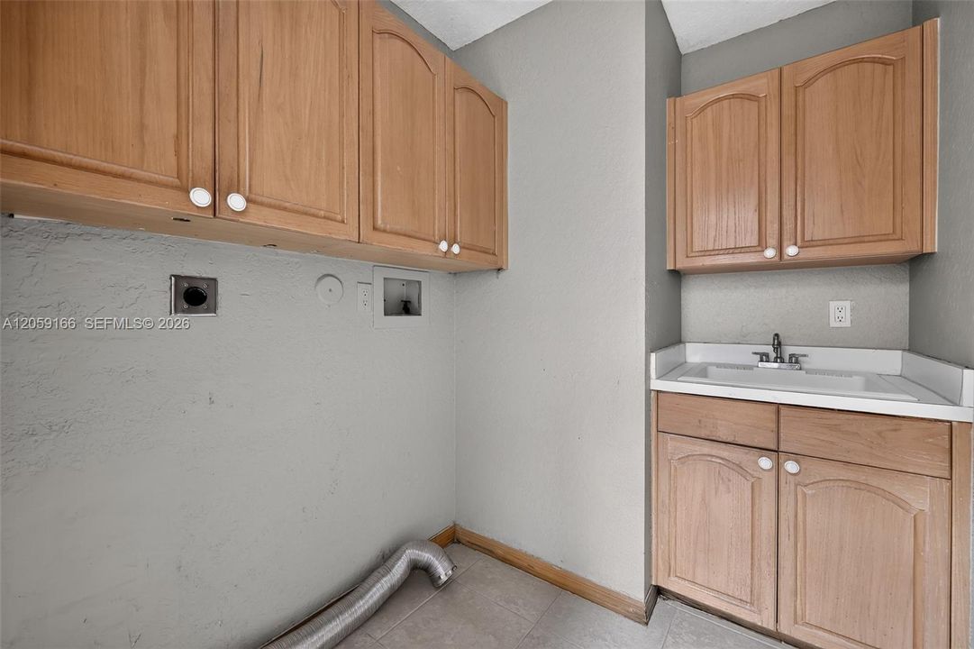 En Venta: $719,900 (4 camas, 3 baños, 2744 Pies cuadrados)