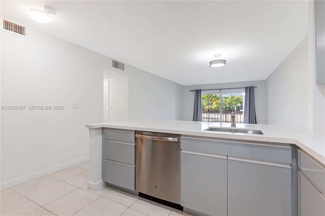 For Sale: $315,000 (2 beds, 1 baths, 804 Square Feet)