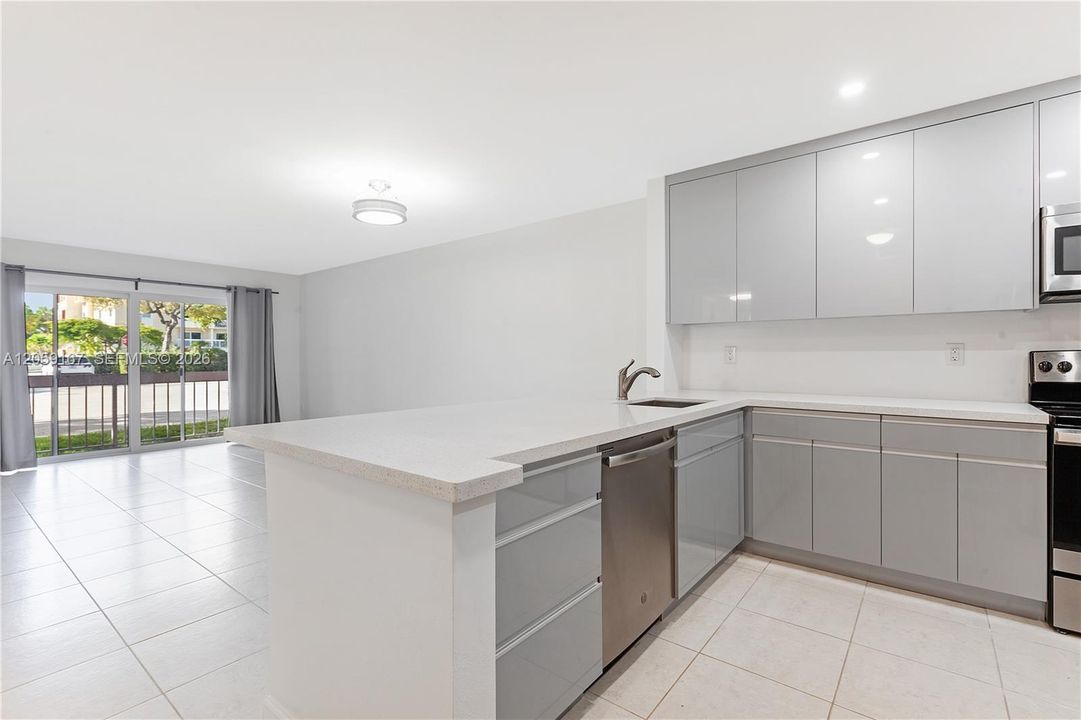 For Sale: $315,000 (2 beds, 1 baths, 804 Square Feet)