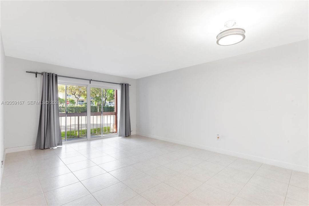 For Sale: $315,000 (2 beds, 1 baths, 804 Square Feet)