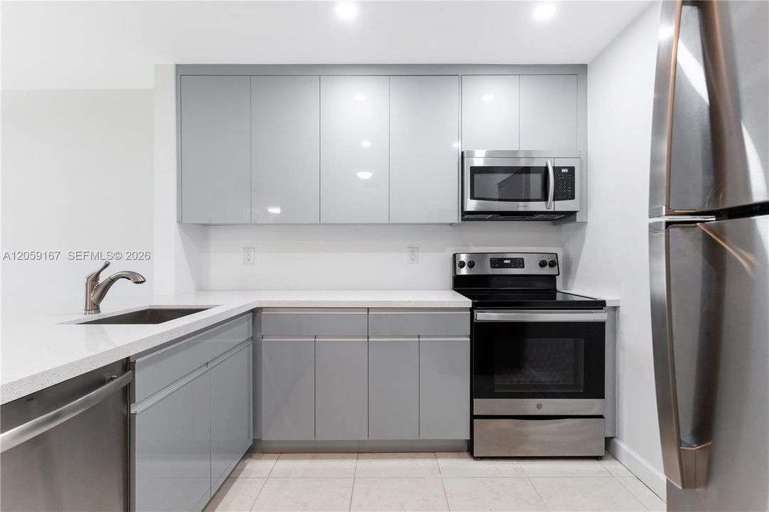 For Sale: $315,000 (2 beds, 1 baths, 804 Square Feet)