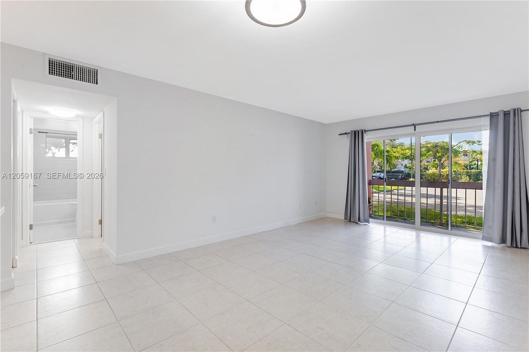 For Sale: $315,000 (2 beds, 1 baths, 804 Square Feet)