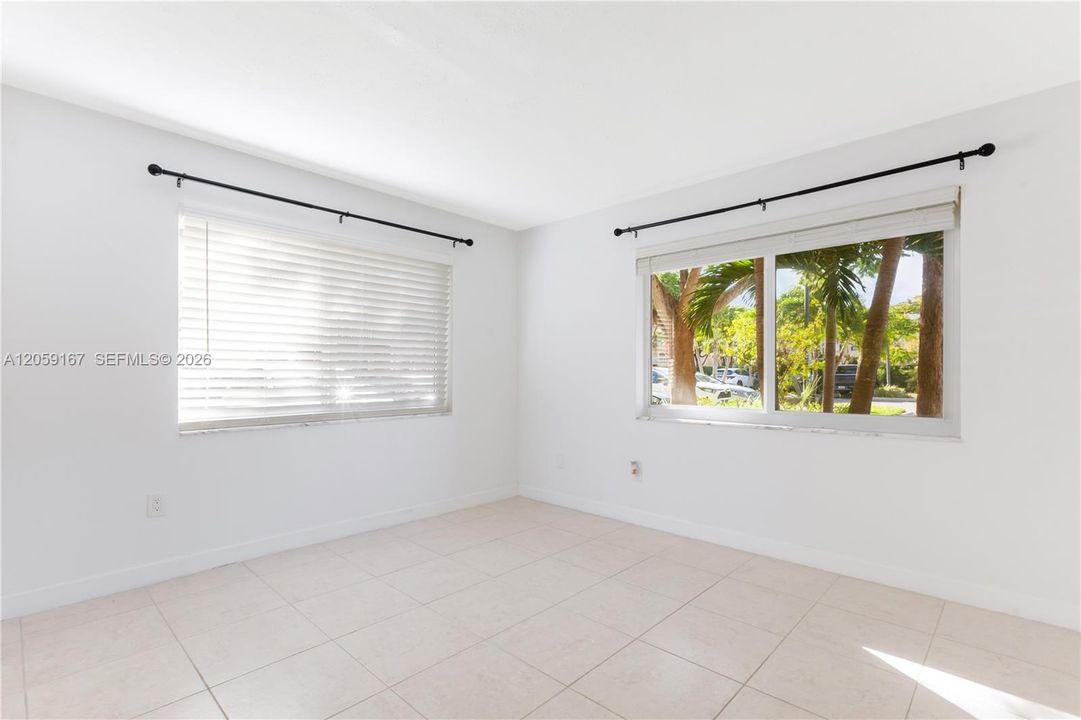 For Sale: $315,000 (2 beds, 1 baths, 804 Square Feet)