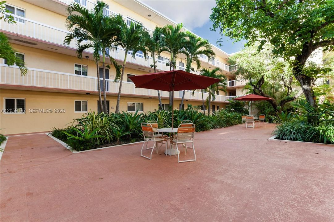 For Sale: $315,000 (2 beds, 1 baths, 804 Square Feet)