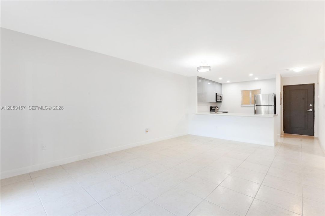 For Sale: $315,000 (2 beds, 1 baths, 804 Square Feet)