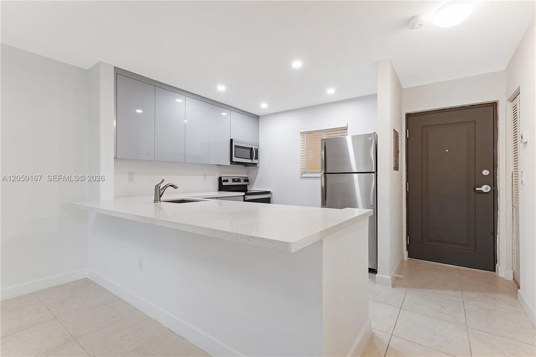 For Sale: $315,000 (2 beds, 1 baths, 804 Square Feet)