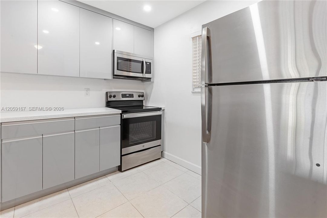 For Sale: $315,000 (2 beds, 1 baths, 804 Square Feet)